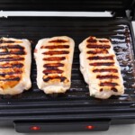 piersi z kurczaka faszerowane fetą i szpinakiem smażą się na grillu