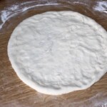 Pizza z salami i oliwkami