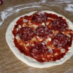 Pizza z salami i oliwkami
