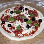 Pizza z salami i oliwkami