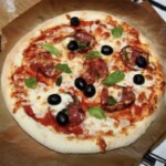 Pizza z salami i oliwkami