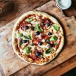 Pizza z salami i oliwkami