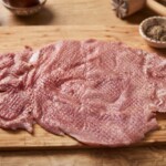 polędwiczka wieprzowa rozbita tłuczkiem na duży kotlet