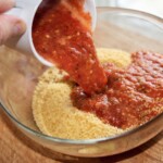 bulgur w misce zalewany jest pulpą pomidorową