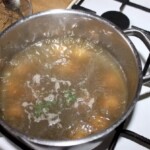 Pulpety z łososia w sosie ze szparagami