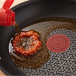 na patelni na rozgrzany olej sezamowy wrzucana jest pasta curry