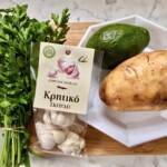 duży ziemniak, awokado, pęczek natki pietruszki oraz ząbki czosnku