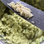 puree z awokado ziemniaków i oliwy w trakcie przygotowania