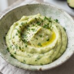 puree z awokado ziemniaków i oliwy w miseczce