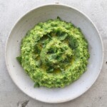 Maślane puree z ugniecionego gotowanego zielonego groszku z dodatkiem siekanej świeżej mięty.