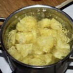 w garnku gotują się ziemniaki