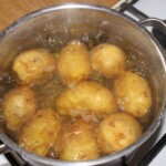 w garnku gotują się ziemniaki