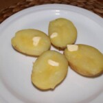 połówki ziemniaków okraszone masłem