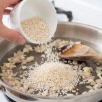na patelni smaży się ryż na risotto z cukinią