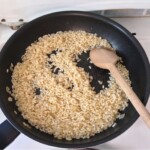 na patelni smaży się ryż na risotto z cukinią