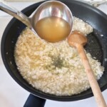 risotto z cukinią w trakcie przygotowania
