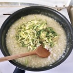 Risotto na białym winie z drobno krojoną szalotką, startą cukinią, parmezanem i masłem