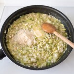 risotto z cukinią w trakcie przygotowania