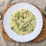 Risotto na białym winie z drobno krojoną szalotką, startą cukinią, parmezanem i masłem.