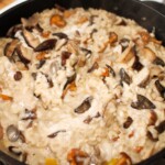 risotto z grzybami leśnymi w trakcie przygotowania