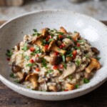 risotto z grzybami leśnymi podane w głębokim talerzu