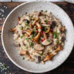 risotto z grzybami leśnymi podane w głębokim talerzu