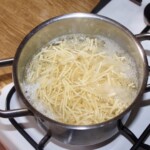 w garnku gotuje się makaron nitki