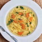 rosół drobiowy klasyczny podany na talerzu