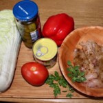 pierś z kurczaka w przyprawach oraz pozostałe składniki sałatki gyros