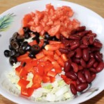 w misce znajdują się składniki do sałatki gyros