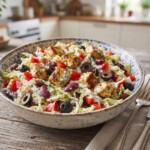 sałatka gyros z kurczakiem podana w misce