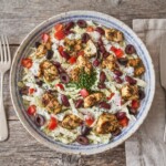 sałatka gyros z kurczakiem podana w misce