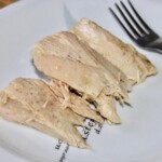 tuńczyk w kawałkach na talerzu