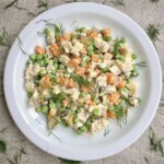 Sałatka śledziowa z groszkiem i marchewką