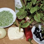 Sałatka z halloumi groszkiem papryką i oliwkami