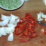 warzywa pokrojone na desce drewnianej