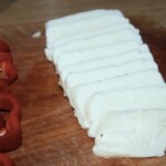 ser halloumi pokrojony w plastry