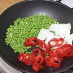 na patelni smażą się kolorowe warzywa