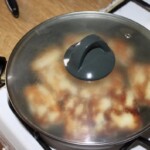 na patelni smażą się plastry sera halloumi