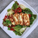 Sałatka z halloumi groszkiem papryką i oliwkami