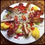 Sałatka z kurczakiem chrupiącym i polentą