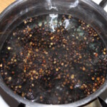 w garnku gotuje się czarna soczewica