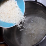w garnku gotuje się ryż basmati