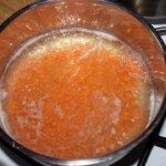 w garnku gotuje się czerwona soczewica