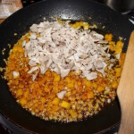Smażony ryż z kurczakiem soczewicą i roszponką