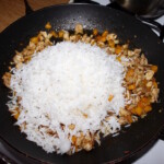 Smażony ryż z kurczakiem soczewicą i roszponką