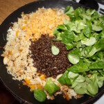 Smażony ryż z kurczakiem soczewicą i roszponką