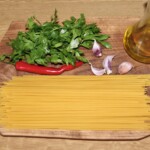 makaron spaghetti, papryczek peperoncino, natka pietruszki i ząbki czosnku składniki do spaghetti aglio olio e peperoncino