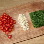 posiekane drobno czosnek, czerwone peperoncino oraz natka pietruszki