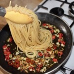 spaghetti aglio olio e peperoncino w trakcie przygotowania